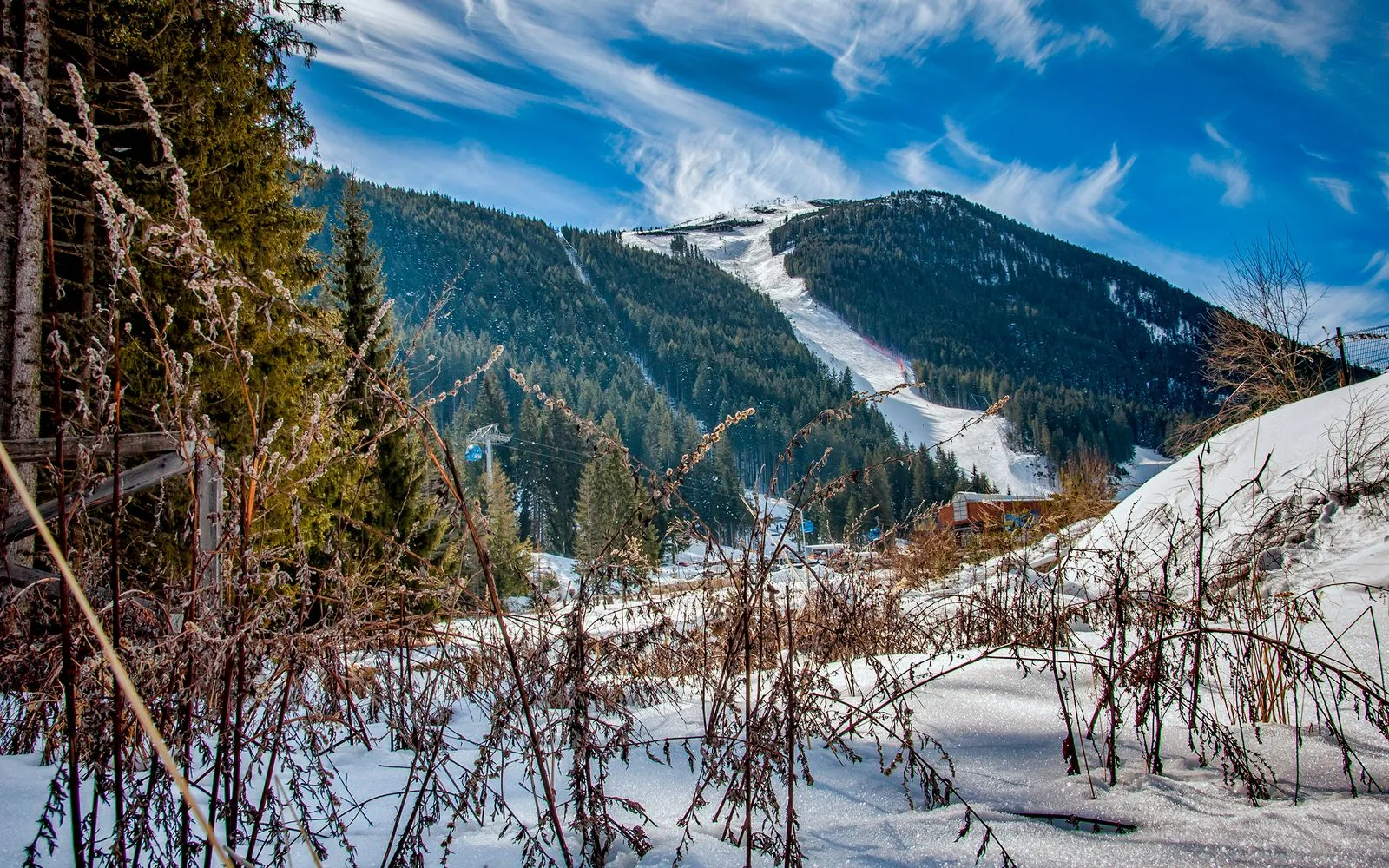 Snowy mountains and ski runs at Bansko, Bulgaria. Photo by Andrius.